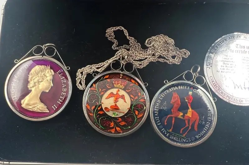 Queen Elizabeth II Royal Mint Enamel Crown Pendant Set 1/1500 # S1506 photo 2