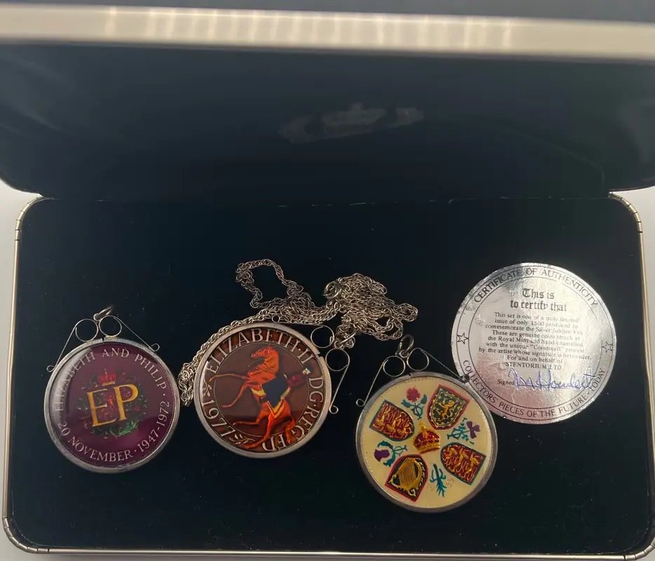 Queen Elizabeth II Royal Mint Enamel Crown Pendant Set 1/1500 # S1506 photo 8