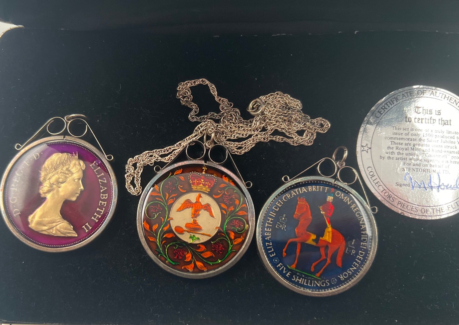 Queen Elizabeth II Royal Mint Enamel Crown Pendant Set 1/1500 # S1506 photo 4